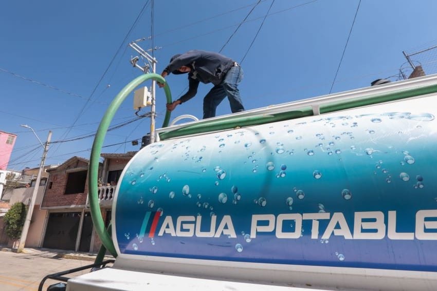 Pipa distributing drinking water in Toluca