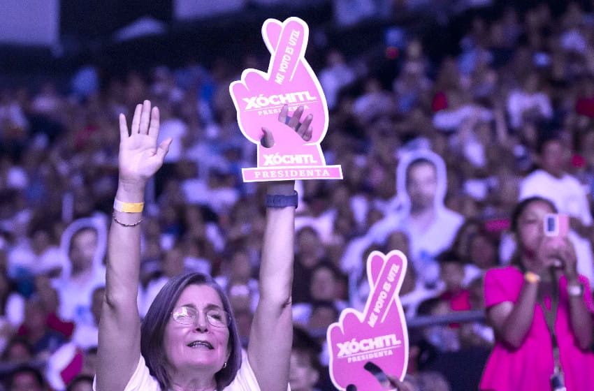 Supporters of Xóchitl Gálvez at her final campaign event