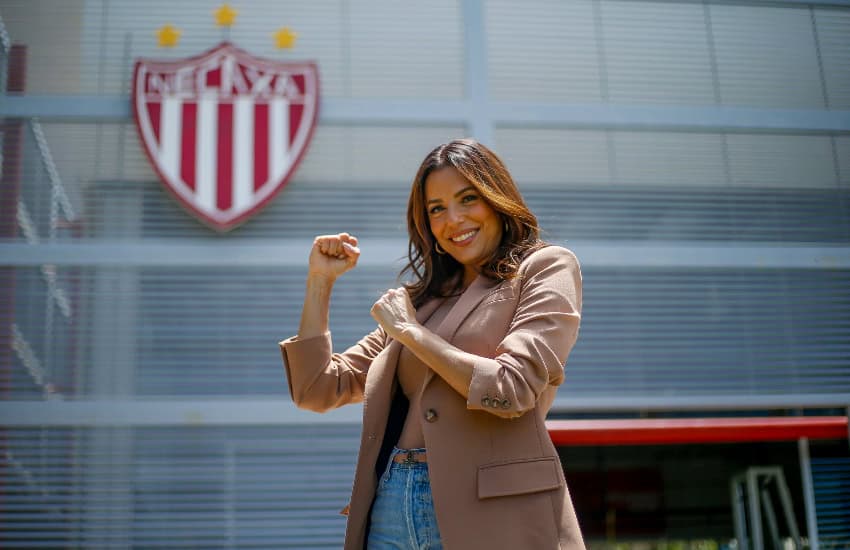 Eva Longoria with CF Necaxa logo