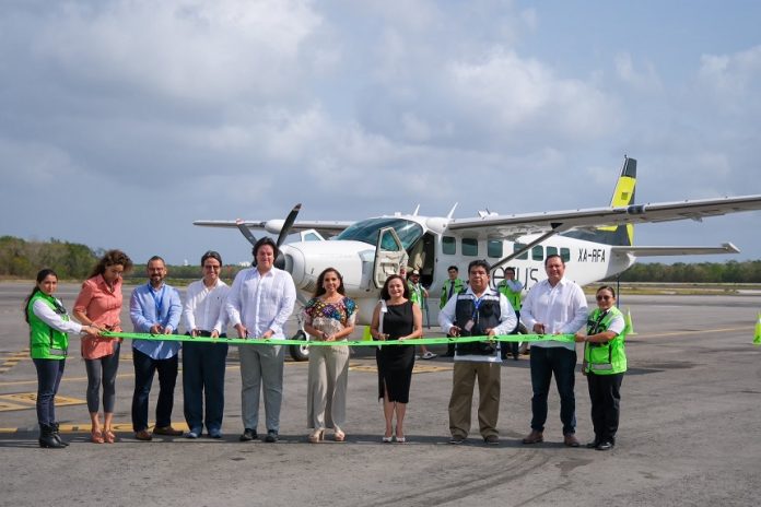 Quintana Roo governor Mara Lezama and state officials cut green tape in front of an Aerus plane.