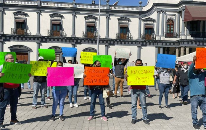 Business owners protest red-light restrictions in Nayarit, warning of economic damage.